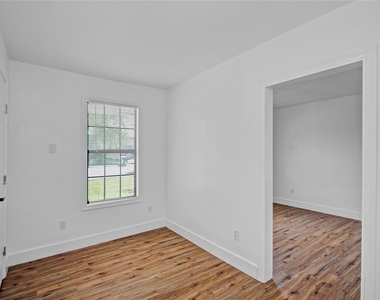 1203 W 6th Street - Photo Thumbnail 18