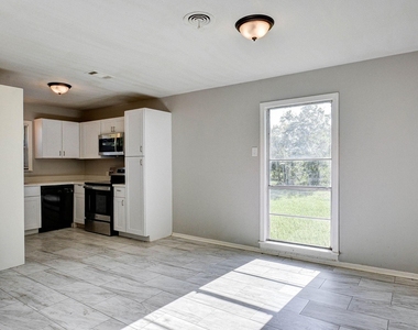 131 Lakewood Drive - Photo Thumbnail 4