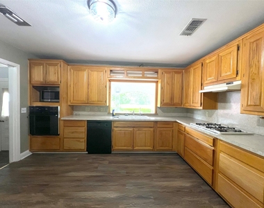 2206 Nancy Lou Street - Photo Thumbnail 9