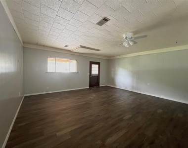 2206 Nancy Lou Street - Photo Thumbnail 4