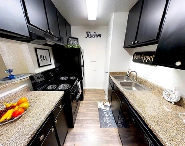 424 S Bender Avenue - Photo Thumbnail 2