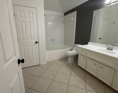 1421 W 26th Street - Photo Thumbnail 10