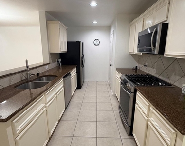 1421 W 26th Street - Photo Thumbnail 5