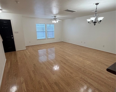 1421 W 26th Street - Photo Thumbnail 3