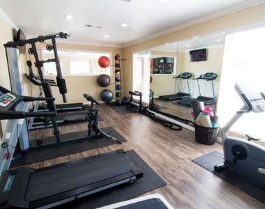 424 S Bender Avenue - Photo Thumbnail 8