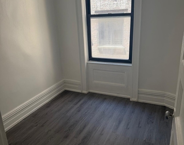 West 184th Street - Photo Thumbnail 6
