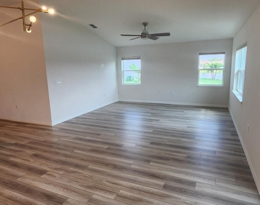 586 Cooper Court Sw - Photo Thumbnail 18