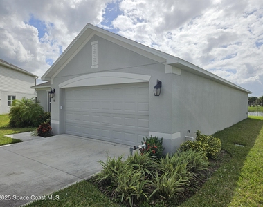 586 Cooper Court Sw - Photo Thumbnail 1