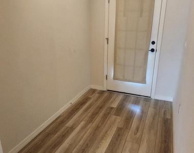 586 Cooper Court Sw - Photo Thumbnail 7