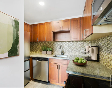 West 34th Street - Photo Thumbnail 3