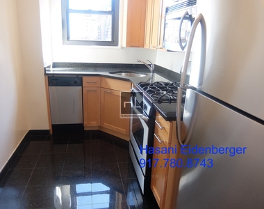 East 49 Street - Photo Thumbnail 3