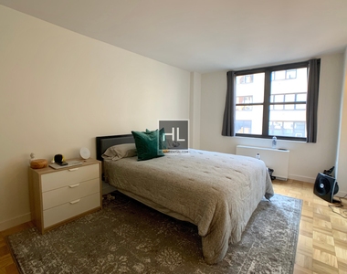 East 49 Street - Photo Thumbnail 6