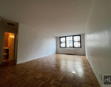 East 49 Street - Photo Thumbnail 3