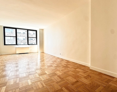 East 49 Street - Photo Thumbnail 2