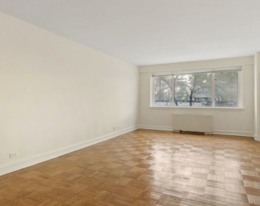 East 71st Street - Photo Thumbnail 5