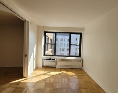 Fourth Avenue - Photo Thumbnail 3