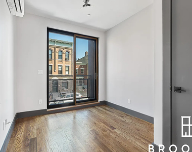 1461 Gates Ave - Photo Thumbnail 13