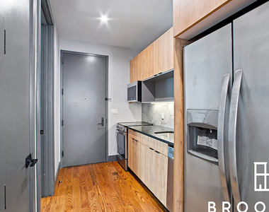 1461 Gates Ave - Photo Thumbnail 4