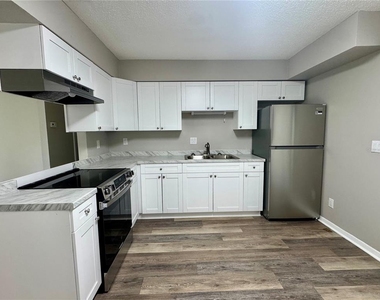 5619 Peach Avenue - Photo Thumbnail 2
