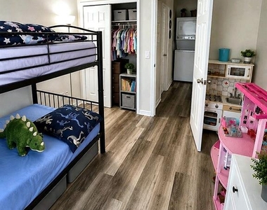 209 Berry Tree Place - Photo Thumbnail 3