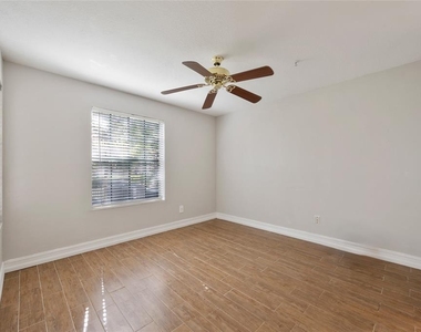 241 Afton Square - Photo Thumbnail 8