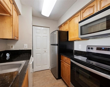 241 Afton Square - Photo Thumbnail 6