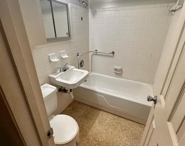 305 E Dakin Avenue - Photo Thumbnail 6