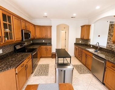 6552 Moorings Point Circle - Photo Thumbnail 8
