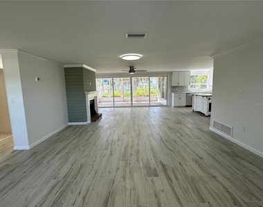 812 Bayview Drive - Photo Thumbnail 4