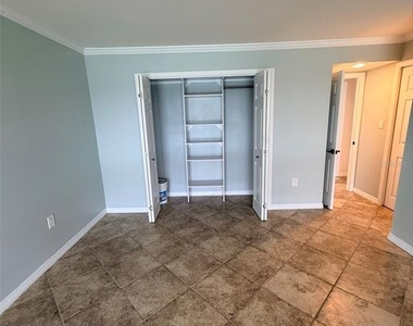 9393 Midnight Pass Road - Photo Thumbnail 15