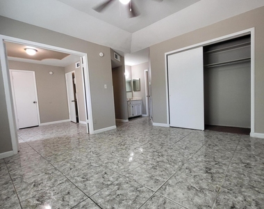 1802 Frank Sinatra Place - Photo Thumbnail 11