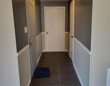 1802 Frank Sinatra Place - Photo Thumbnail 14