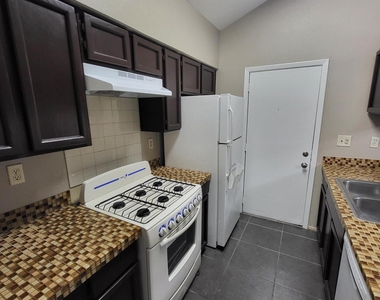 1802 Frank Sinatra Place - Photo Thumbnail 5