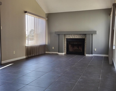 1802 Frank Sinatra Place - Photo Thumbnail 15