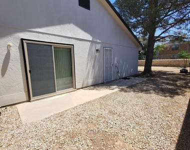 1802 Frank Sinatra Place - Photo Thumbnail 31