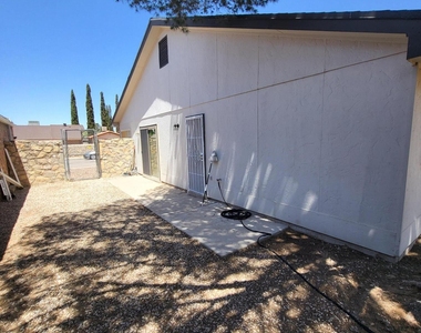 1802 Frank Sinatra Place - Photo Thumbnail 30
