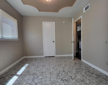 1802 Frank Sinatra Place - Photo Thumbnail 12