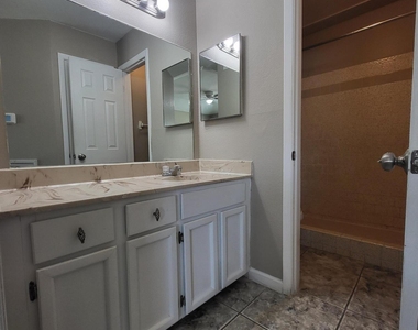 1802 Frank Sinatra Place - Photo Thumbnail 20