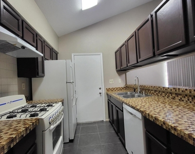 1802 Frank Sinatra Place - Photo Thumbnail 8