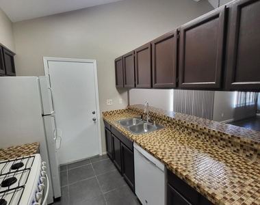 1802 Frank Sinatra Place - Photo Thumbnail 7