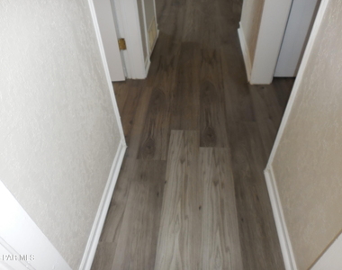 701 W Yandell Drive - Photo Thumbnail 13