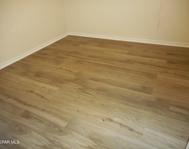 701 W Yandell Drive - Photo Thumbnail 10