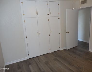 701 W Yandell Drive - Photo Thumbnail 9
