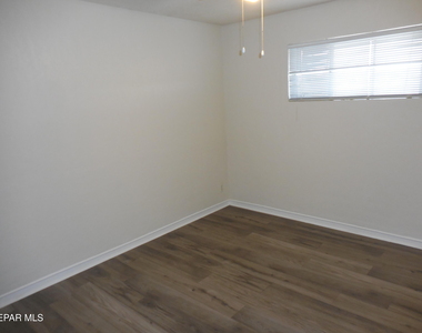 701 W Yandell Drive - Photo Thumbnail 8