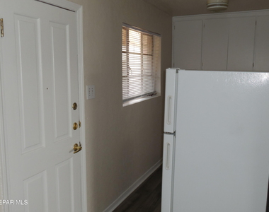 701 W Yandell Drive - Photo Thumbnail 5