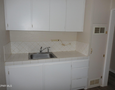 701 W Yandell Drive - Photo Thumbnail 6