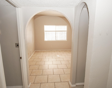 10109 Milan Street - Photo Thumbnail 2