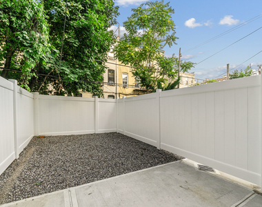 284 Suydam St - Photo Thumbnail 4