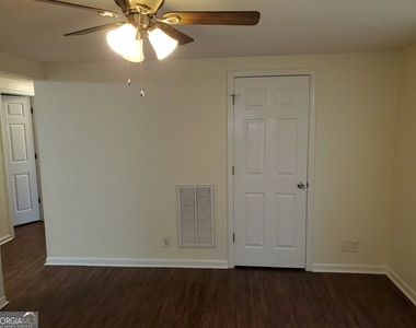 312 Crescent Drive - Photo Thumbnail 3
