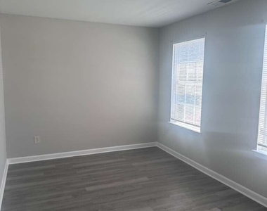 400 Stonehaven Circle - Photo Thumbnail 4